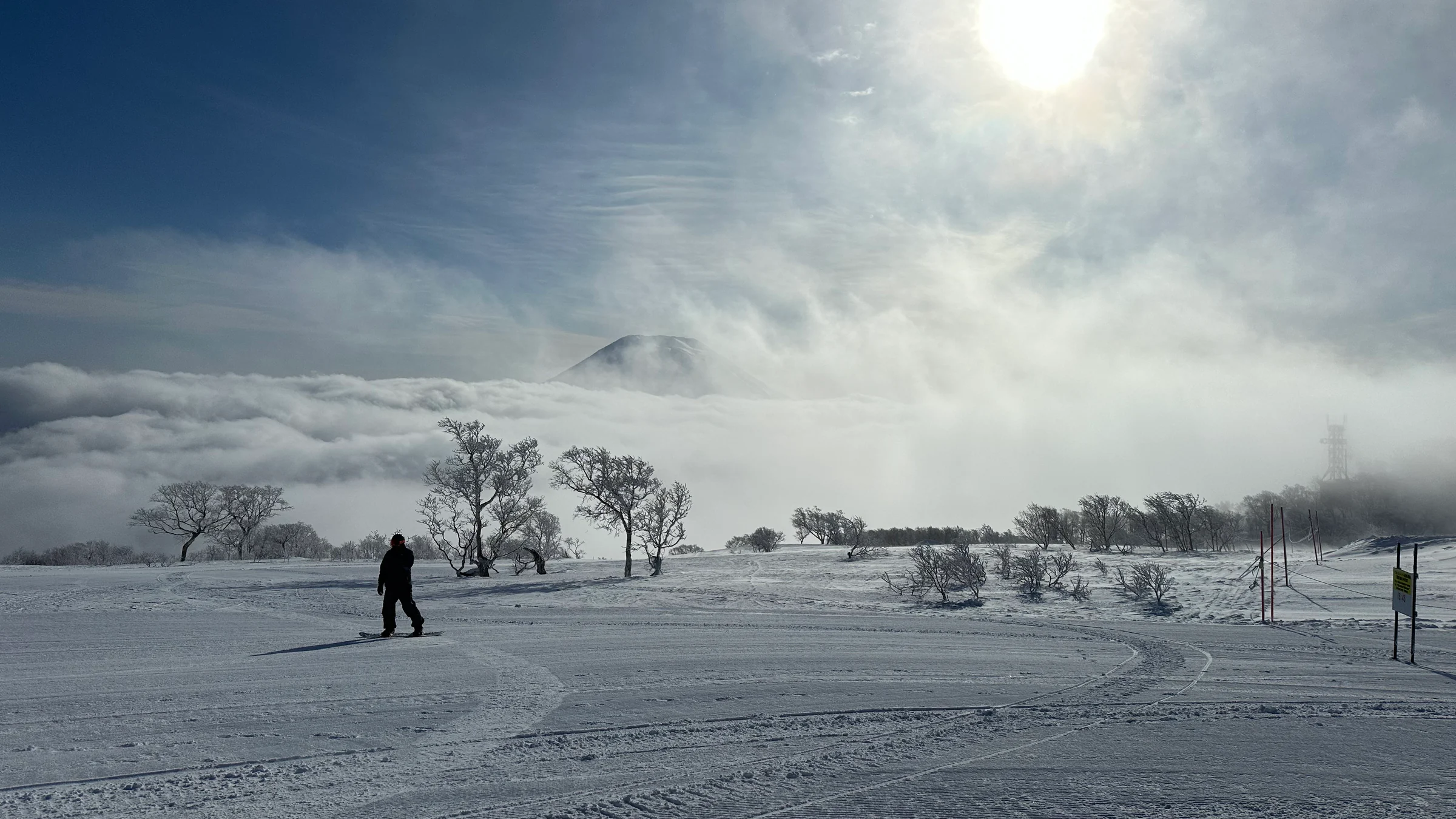 北海道雪坡与云海中的滑雪者